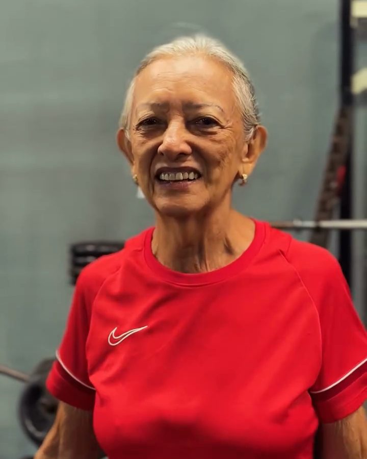 Dona Graças sorrindo na academia.